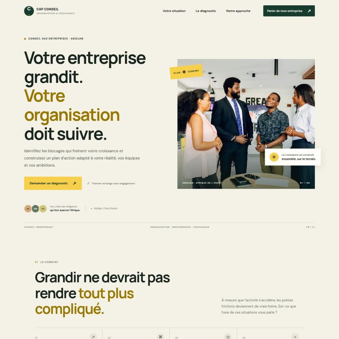 Visuel d'une cliente utilisant son téléphone mobile